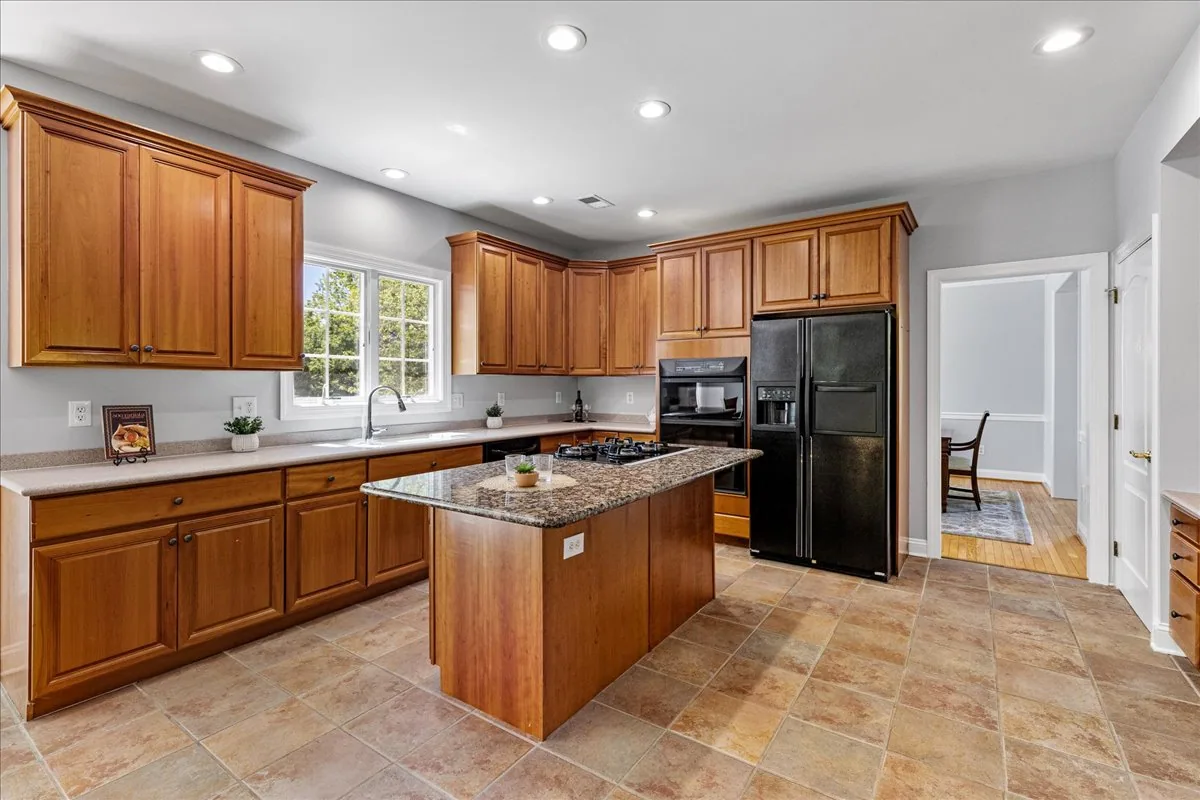 Granite Eat-In Kitchen