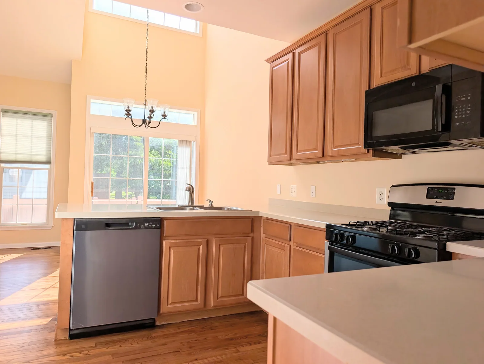 Vaulted Eat-In Kitchen